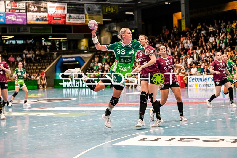 Luisa Schulze (#33; Frisch auf Göppingen) springt zum Wurf gegen HC Leipzig