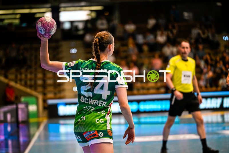 Luisa Scherer (#24; Frisch auf Göppingen) mit Wurf