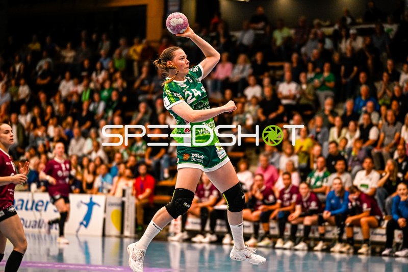 Luisa Scherer (#24; Frisch auf Göppingen) im Sprungwurf
