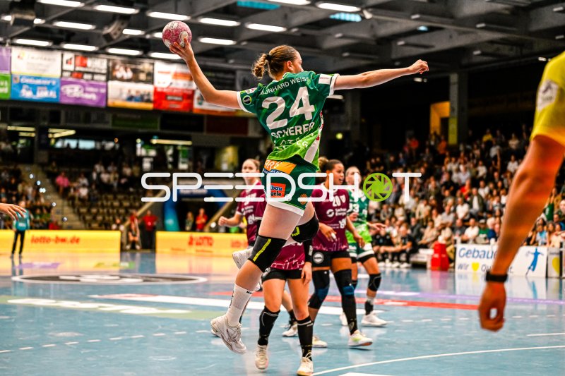 Luisa Scherer (#24; Frisch auf Göppingen) springt zum Wurf