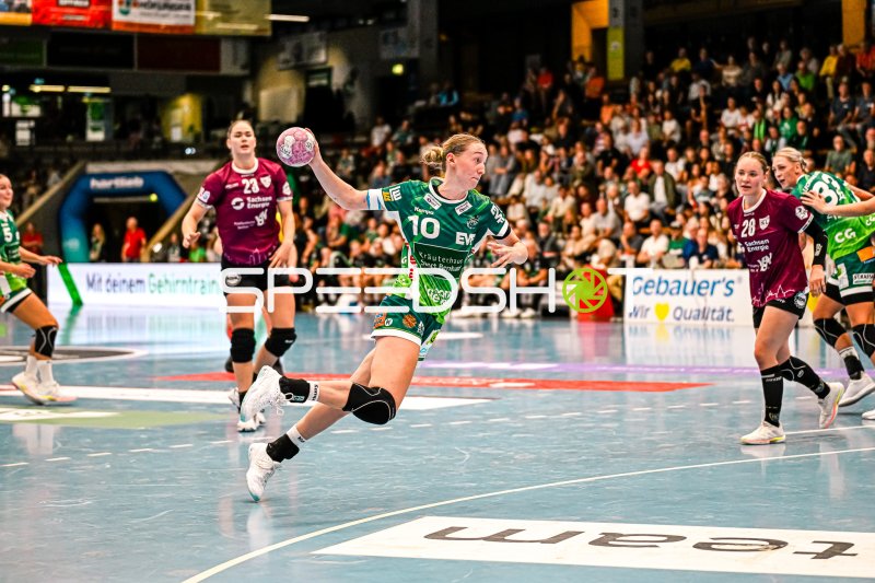 Matilda Ehlert (#10, Frisch auf Göppingen) im Sprungwurf gegen HC Leipzig