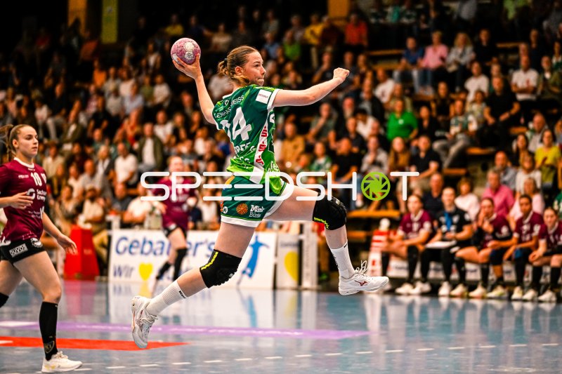 Luisa Scherer (#24; Frisch auf Göppingen) im Sprungwurf