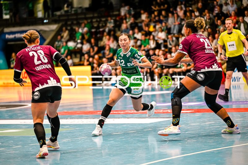 Haruno Sasaki (#32; Frisch auf Göppingen) im Angriff gegen HC Leipzig
