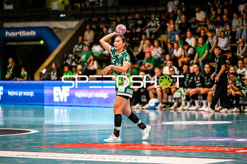 Haruno Sasaki (#32; Frisch auf Göppingen) beim Sprungwurf