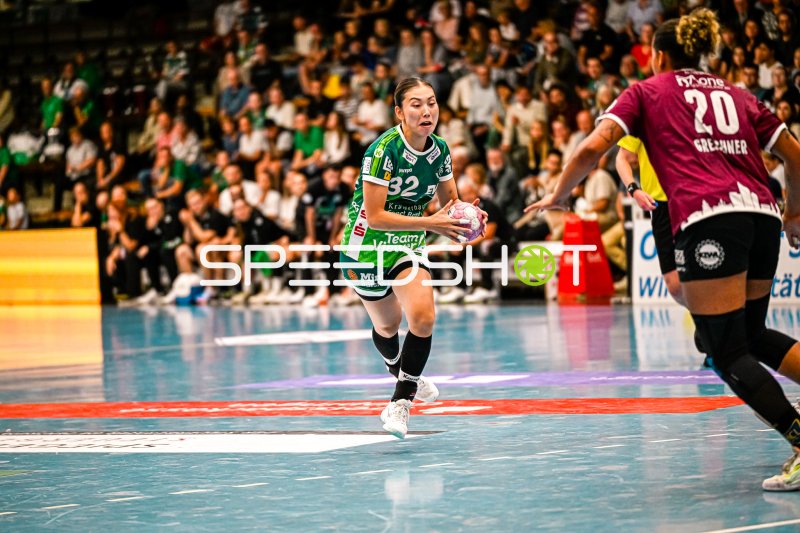 Haruno Sasaki (#32; Frisch auf Göppingen) mit Ball gegen HC Leipzig