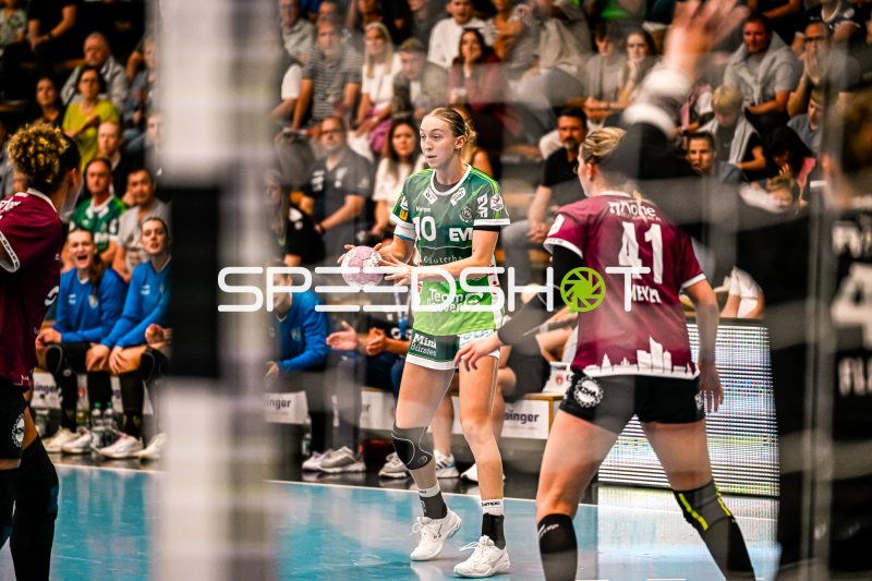 Matilda Ehlert (#10; Frisch auf Göppingen) mit Ball in der Spielaktion