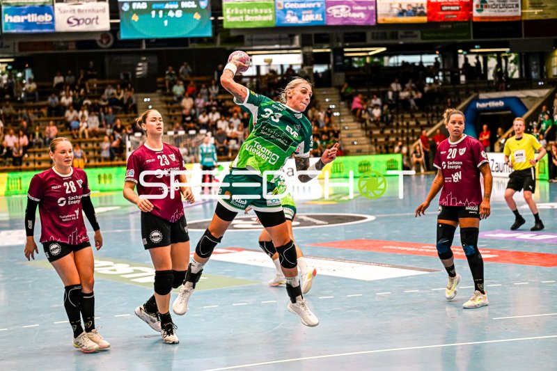 Luisa Schulze (#33; Frisch auf Göppingen) im Sprungwurf gegen HC Leipzig