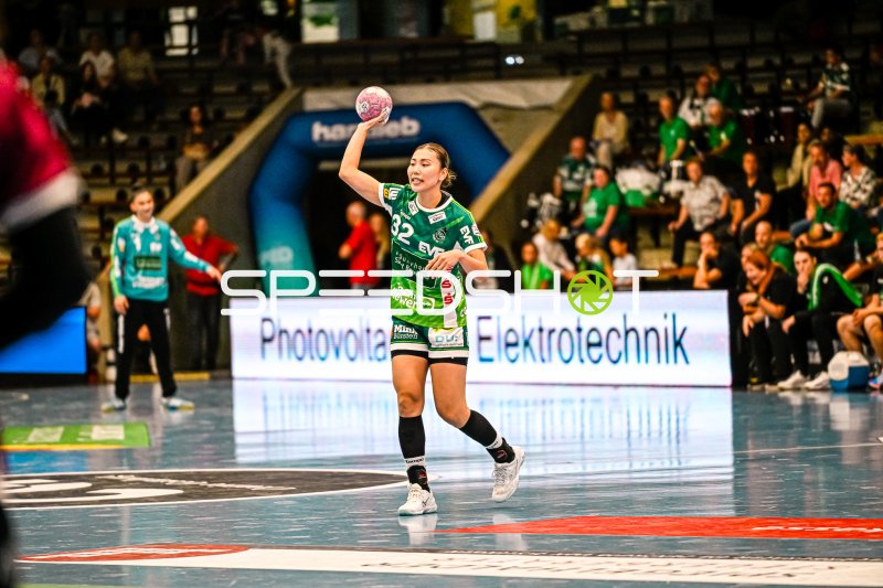 Haruno Sasaki (#32; Frisch auf Göppingen) im Sprungwurf