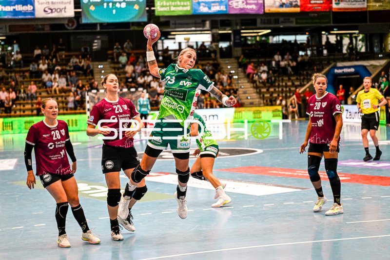 Luisa Schulze (#33; Frisch auf Göppingen) mit Sprungwurf gegen HC Leipzig