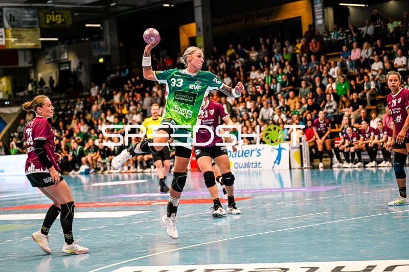 Luisa Schulze (#33; Frisch auf Göppingen) springt zum Wurf