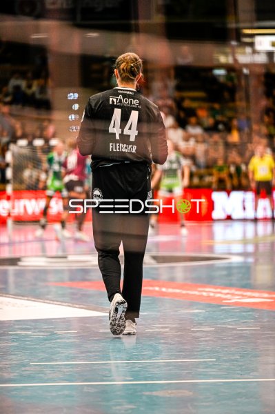 Janine Fleischer (#44; HC Leipzig) beim Einlaufen in der EWS Arena