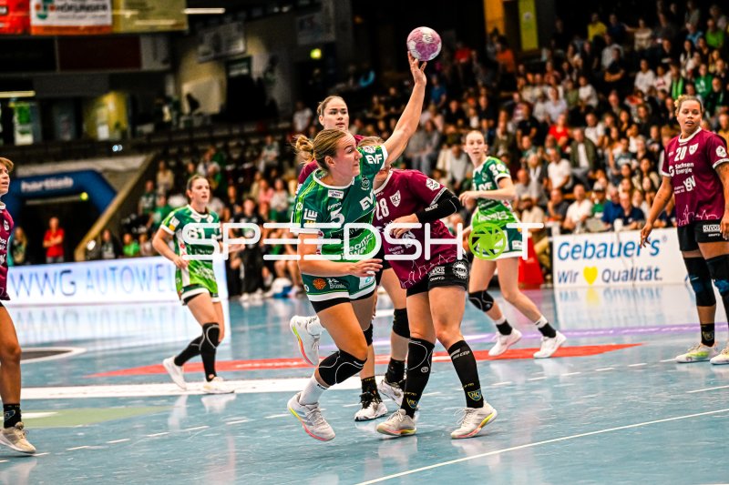 Ann Kynast (#5; Frisch auf Göppingen) wirft aufs Tor gegen HC Leipzig
