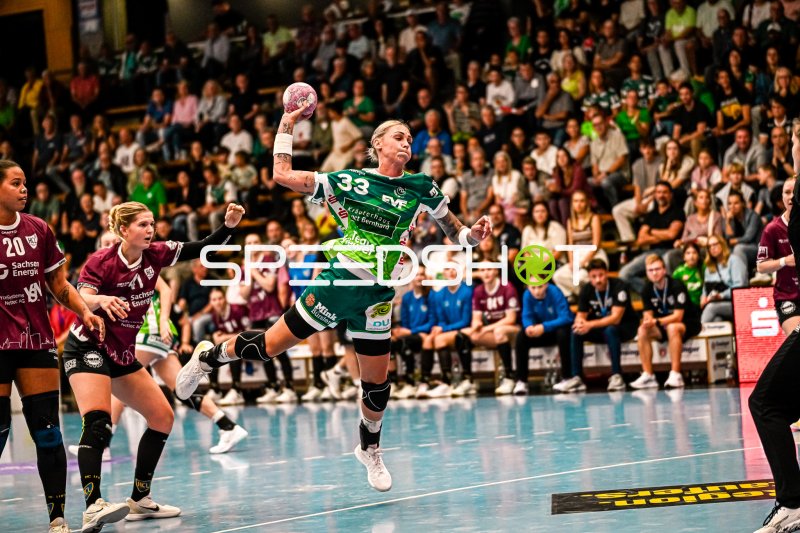 Luisa Schulze (#33; Frisch auf Göppingen) springt zum Wurf