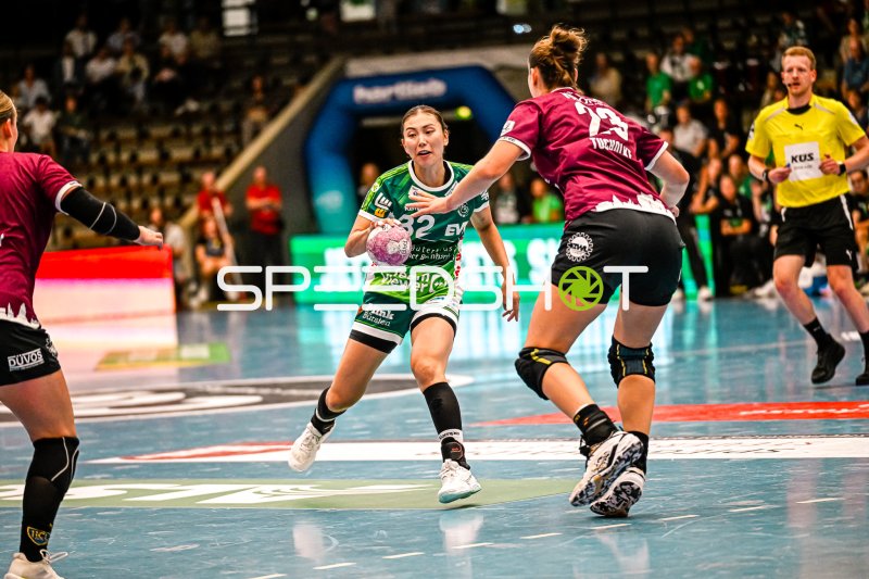 Haruno Sasaki (#32; Frisch auf Göppingen) mit Ball im Angriff