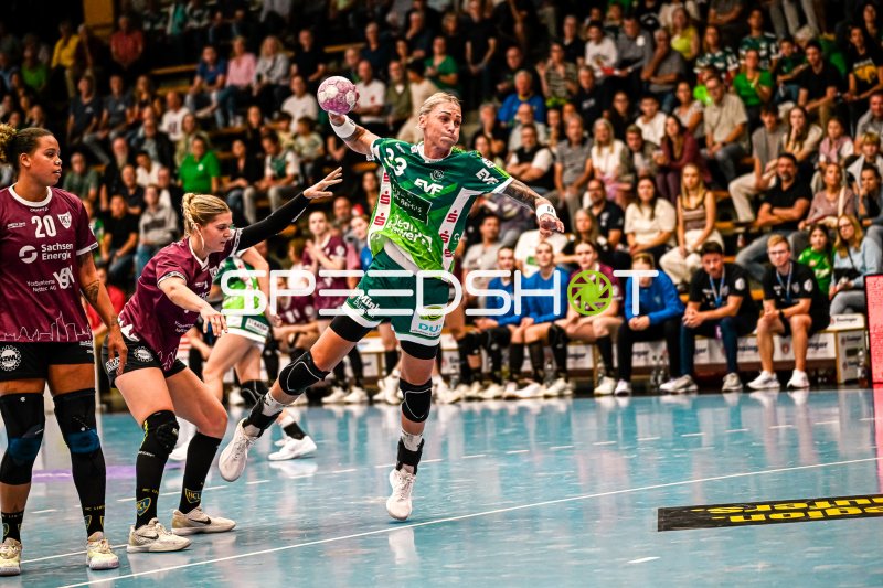 Luisa Schulze (#33; Frisch auf Göppingen) im Sprungwurf