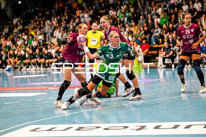 Luisa Schulze (#33, Frisch auf Göppingen) in Abwehraktion gegen HC Leipzig