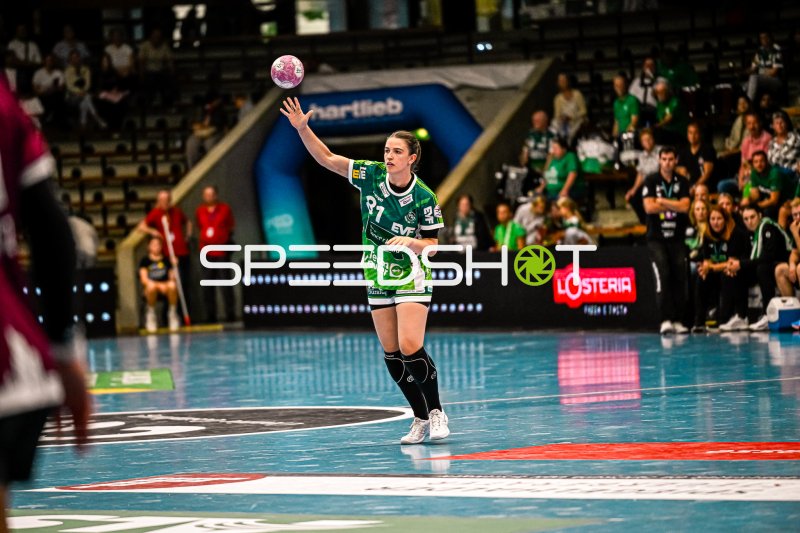 Lea Neubrander (#81; Frisch auf Göppingen) beim Sprungwurf