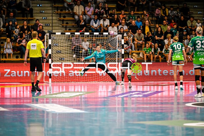 Mikaela Sobrinho Possatti in Torwart-Parade in der EWS Arena