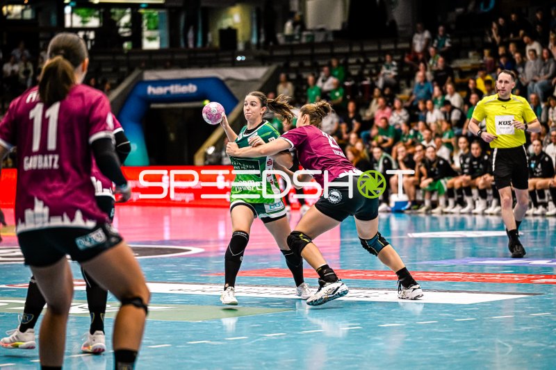 Lea Neubrander (#81, Frisch auf Göppingen) in Wurfvorbereitung gegen HC Leipzig