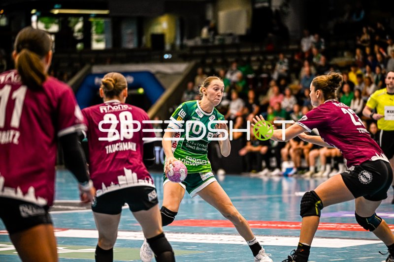Matilda Ehlert (#10; Frisch auf Göppingen) im Angriff gegen HC Leipzig