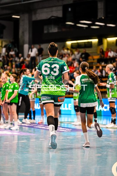 Stephanie Elies (#63; Frisch auf Göppingen) läuft aufs Spielfeld