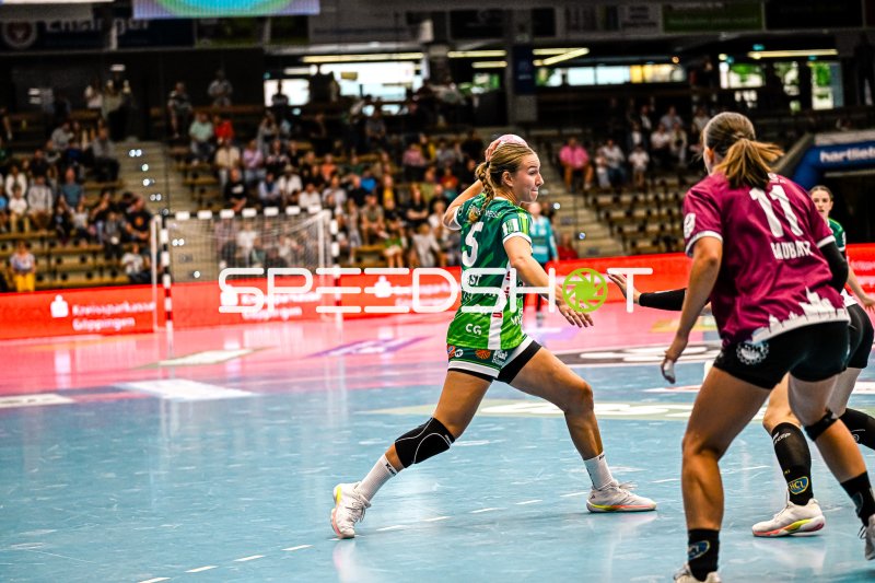 Ann Kynast (#5; Frisch auf Göppingen) im Angriff gegen HC Leipzig