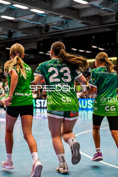 Nicola Merz (#23; Frisch auf Göppingen) mit Teamkolleginnen in der EWS Arena