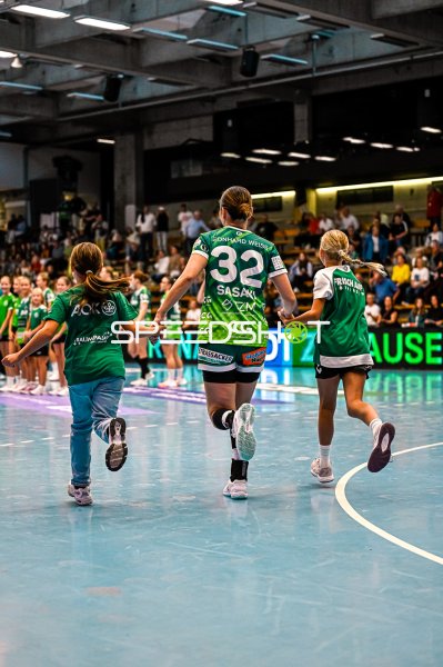Haruno Sasaki (#32; Frisch auf Göppingen) mit Nachwuchsspielern in der EWS Arena