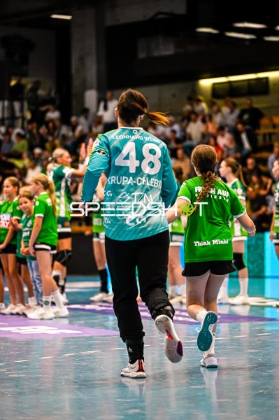 Natalia Krupa (#48, Frisch auf Göppingen) läuft mit Gegnerin über das Spielfeld