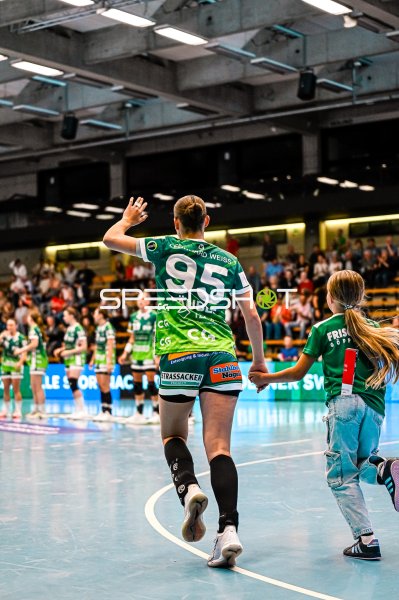 Lara Däuble (#95; Frisch auf Göppingen) jubelt nach Spielende