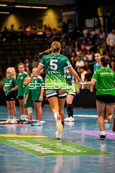 Ann Kynast (#5; Frisch auf Göppingen) läuft aufs Spielfeld