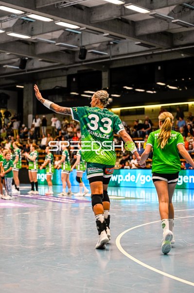 Luisa Schulze (#33; Frisch auf Göppingen) jubelt in der EWS Arena
