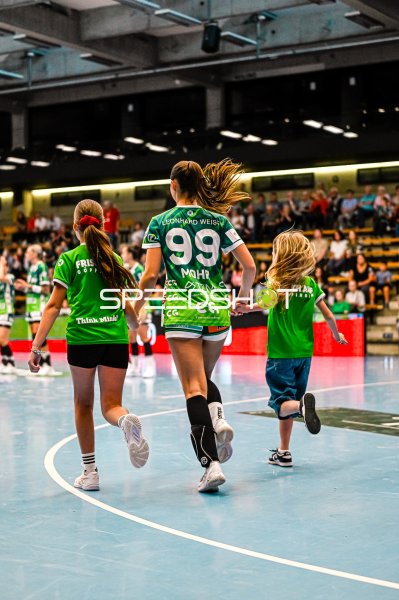 Sophia Marie Mohr (#99; Frisch auf Göppingen) mit Ballkinder in der EWS Arena