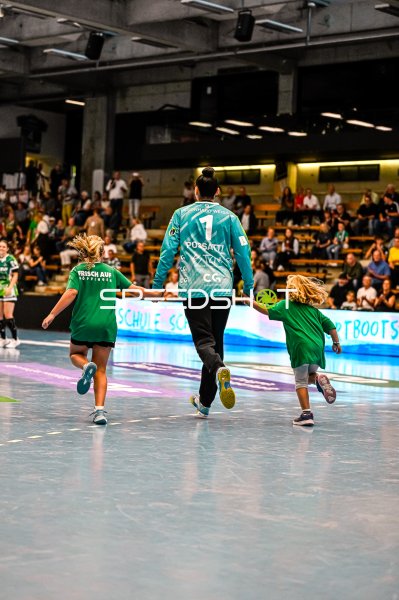Mikaela Sobrinho Possatti (#1, Frisch auf Göppingen) mit Kindern auf dem Spielfeld