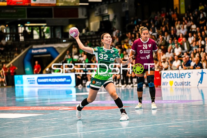 Haruno Sasaki (#32; Frisch auf Göppingen) im Sprungwurf
