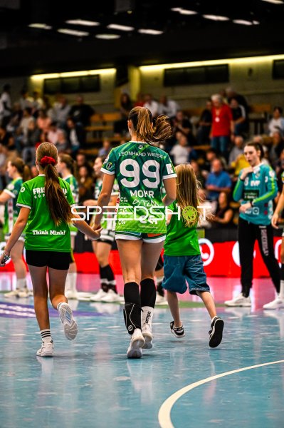 Sophia Marie Mohr (#99; Frisch auf Göppingen) mit Betreuern nach dem Spiel