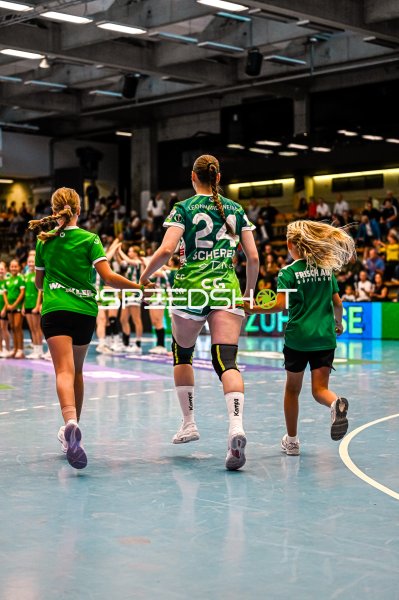 Luisa Scherer (#24; Frisch auf Göppingen) mit Teamkolleginnen nach Spielende