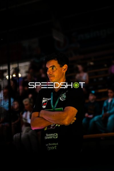 Nico Kiener, Trainer Frisch auf Göppingen, konzentriert an der Seitenlinie
