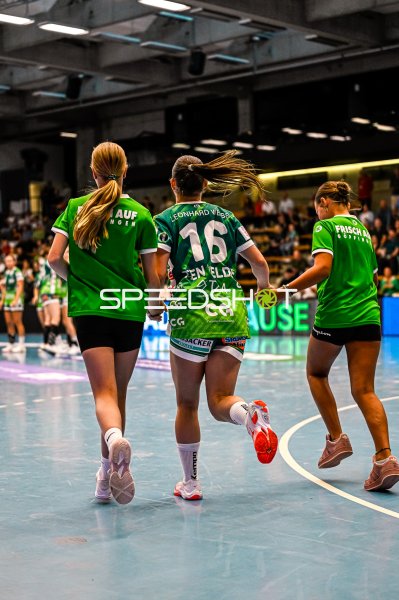 Mariel Stefanie ten Velde (#16, Frisch auf Göppingen) beim Einlauf