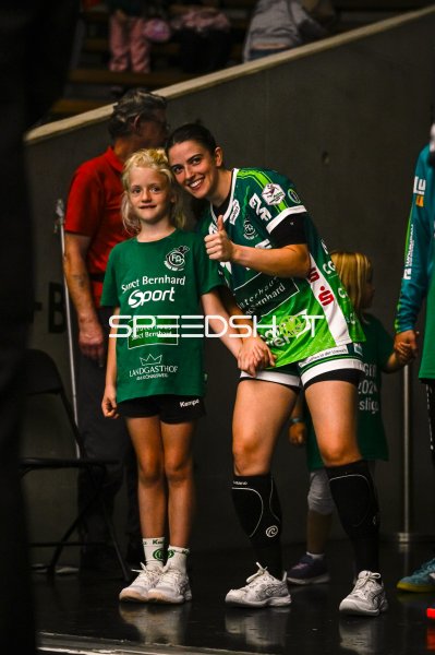 Lea Neubrander (#81; Frisch auf Göppingen) mit jungem Fan