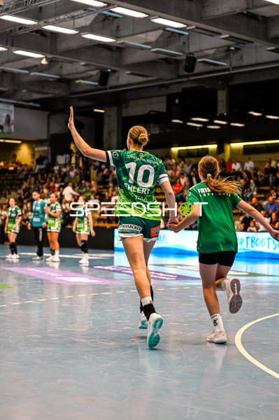 Matilda Ehlert (#10; Frisch auf Göppingen) jubelt mit Teamkollegin