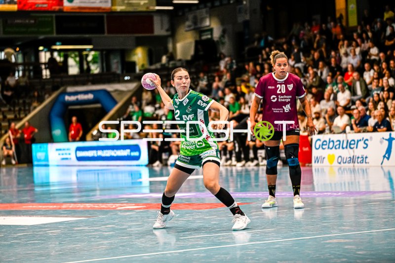 Haruno Sasaki (#32; Frisch auf Göppingen) im Wurf gegen HC Leipzig