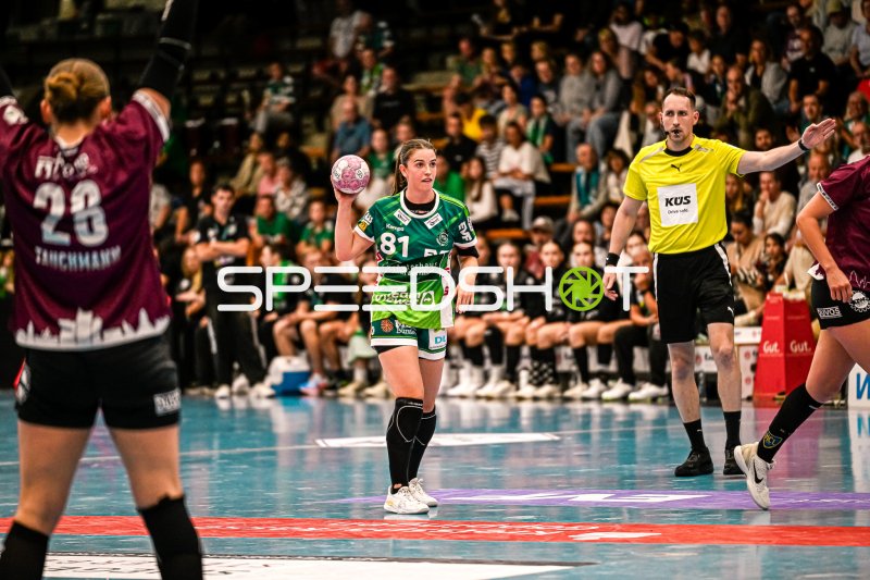 Lea Neubrander (#81; Frisch auf Göppingen) mit Ball in der EWS Arena