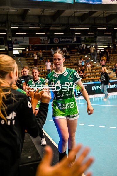 Luisa Scherer (#24; Frisch auf Göppingen) beim Einlaufen in der EWS Arena