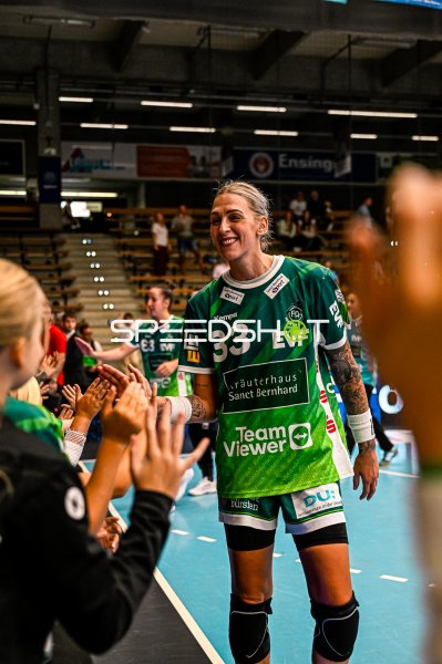 Luisa Schulze (#33; Frisch auf Göppingen) nach Spielende