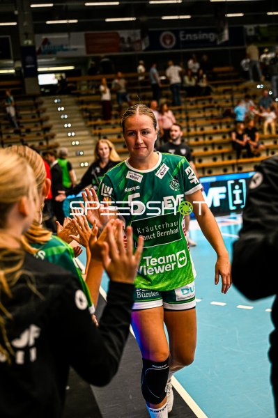 Ann Kynast (#5; Frisch auf Göppingen) beim Einlaufen in der EWS Arena