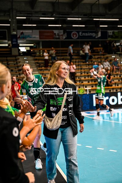 Celina Meißner (#61, Frisch auf Göppingen) bei Abklatschen nach dem sieg