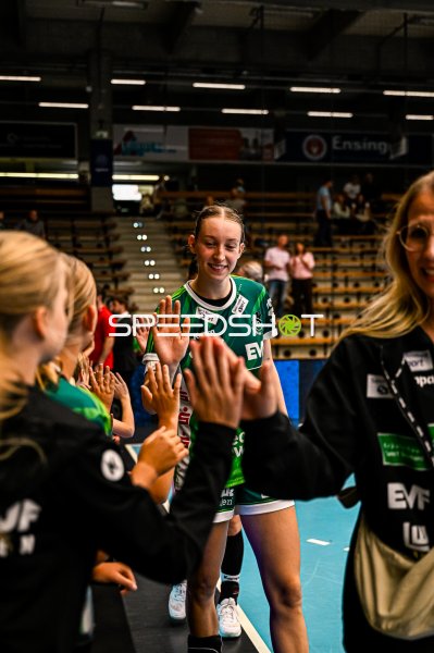 Matilda Ehlert (#10; Frisch auf Göppingen) beim abklatschen mit den fans nach dem sieg