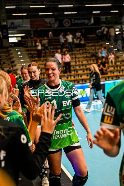Lea Neubrander (#81; Frisch auf Göppingen) im Jubel mit Teamkolleginnen