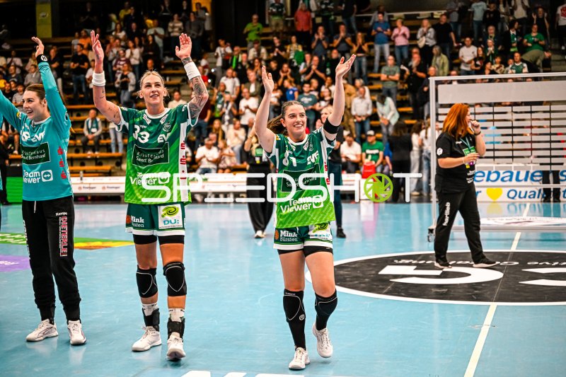 Lea Neubrander (#81; Frisch auf Göppingen) und Luisa Schulze (#33; Frisch auf Göppingen) jubeln